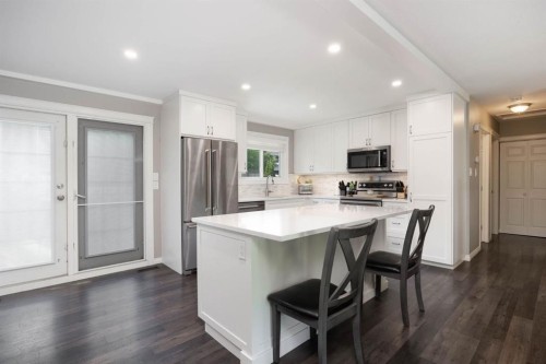 525 Beacon Hill Drive, Fort Mcmurray, AB - Indoor Photo Showing Kitchen With Stainless Steel Kitchen With Upgraded Kitchen