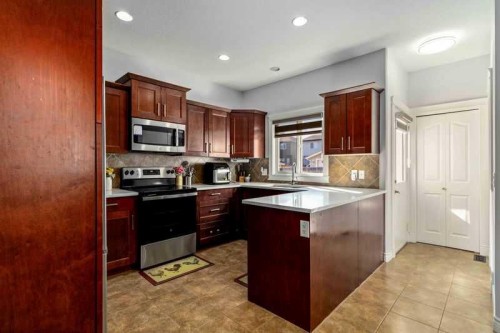 128 Juniper Street, Fort Mcmurray, AB - Indoor Photo Showing Kitchen