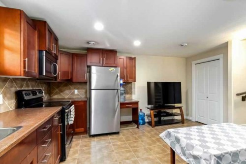 128 Juniper Street, Fort Mcmurray, AB - Indoor Photo Showing Kitchen