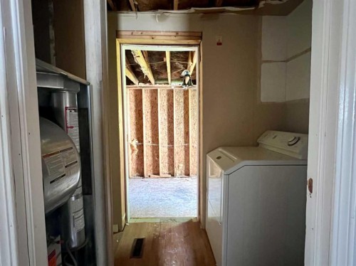 149 Clausen Crescent, Fort Mcmurray, AB - Indoor Photo Showing Laundry Room
