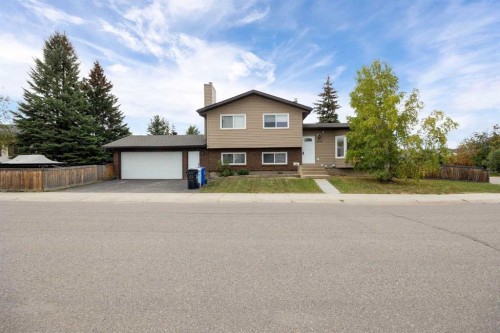 206 Leigh Crescent, Fort Mcmurray, AB - Outdoor With Facade