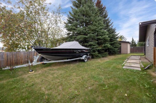 206 Leigh Crescent, Fort Mcmurray, AB - Outdoor With Backyard