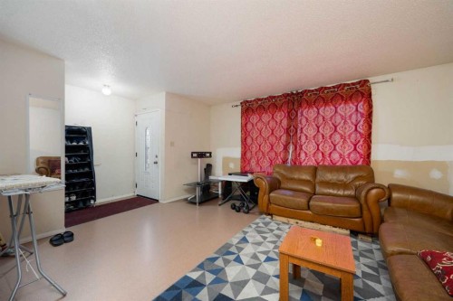 9907B Gordon Avenue, Fort Mcmurray, AB - Indoor Photo Showing Living Room