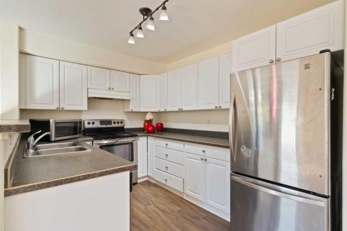 105-248B Grosbeak Way, Fort Mcmurray, AB - Indoor Photo Showing Kitchen With Double Sink
