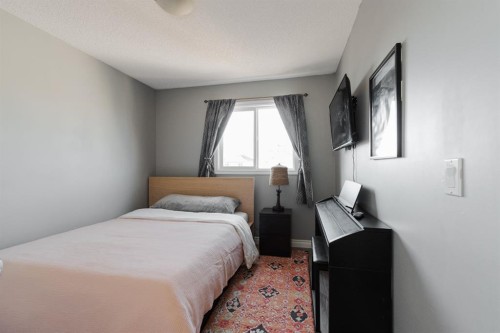 216 Coyote Crescent, Fort Mcmurray, AB - Indoor Photo Showing Bedroom