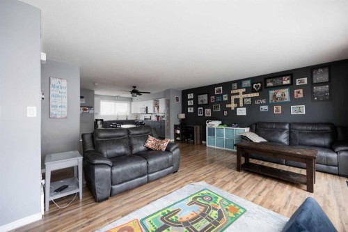 7-220 Swanson Crescent, Fort Mcmurray, AB - Indoor Photo Showing Living Room