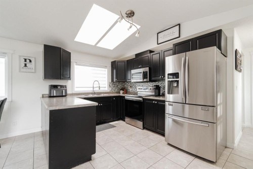 152 Harpe Way, Fort Mcmurray, AB - Indoor Photo Showing Kitchen With Stainless Steel Kitchen With Double Sink With Upgraded Kitchen