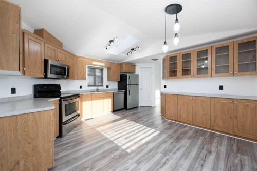 125 Waterhouse Street, Fort Mcmurray, AB - Indoor Photo Showing Kitchen