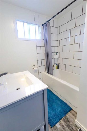 712 3 Avenue Nw, Slave Lake, AB - Indoor Photo Showing Bathroom