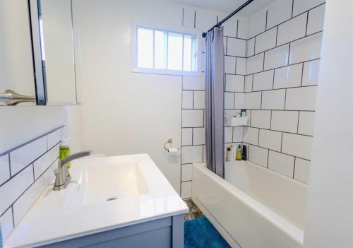 712 3 Avenue Nw, Slave Lake, AB - Indoor Photo Showing Bathroom