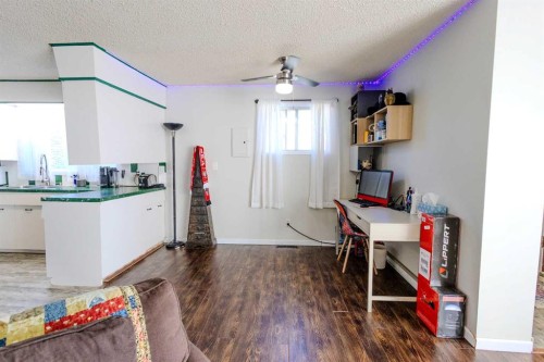 712 3 Avenue Nw, Slave Lake, AB - Indoor Photo Showing Kitchen
