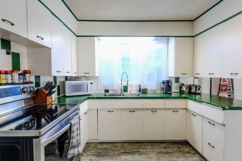 712 3 Avenue Nw, Slave Lake, AB - Indoor Photo Showing Kitchen