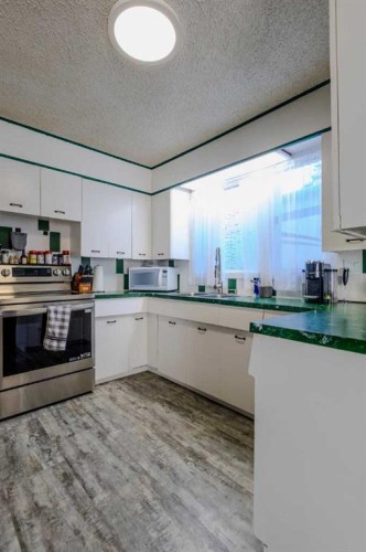712 3 Avenue Nw, Slave Lake, AB - Indoor Photo Showing Kitchen