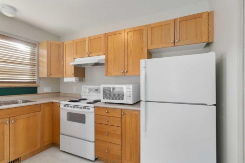 130 Athabasca Place, Fort Mcmurray, AB - Indoor Photo Showing Kitchen
