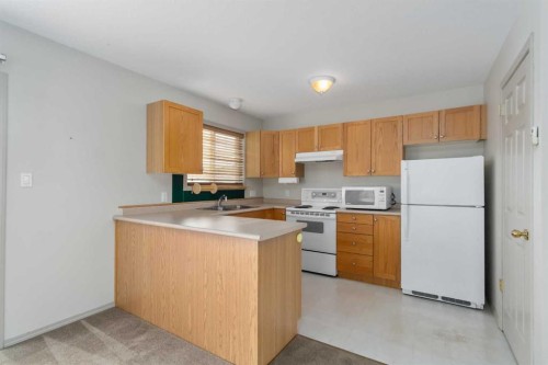 130 Athabasca Place, Fort Mcmurray, AB - Indoor Photo Showing Kitchen