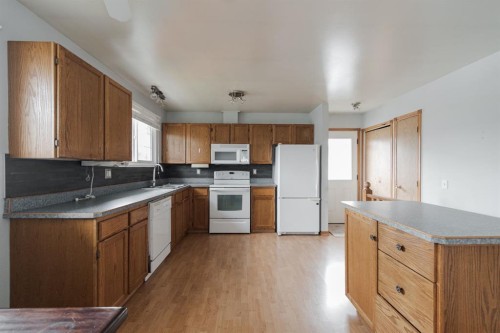 114 Highfield Street, Fort Mcmurray, AB - Indoor Photo Showing Kitchen With Double Sink