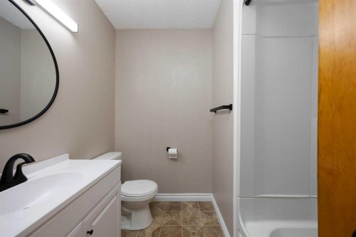 20 Clark Crescent, Fort Mcmurray, AB - Indoor Photo Showing Bathroom