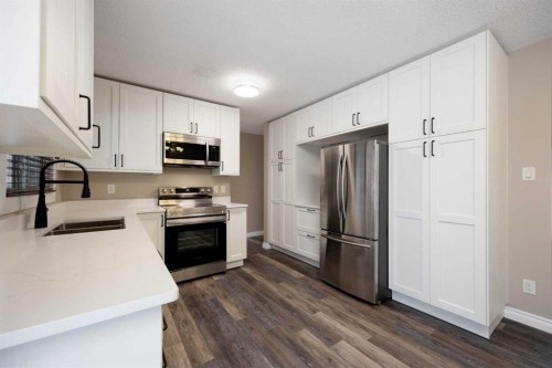 20 Clark Crescent, Fort Mcmurray, AB - Indoor Photo Showing Kitchen With Stainless Steel Kitchen With Double Sink With Upgraded Kitchen