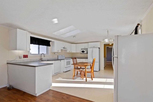 200 Harpe Way, Fort Mcmurray, AB - Indoor Photo Showing Kitchen
