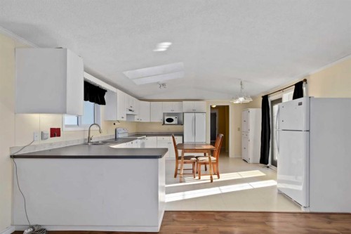 200 Harpe Way, Fort Mcmurray, AB - Indoor Photo Showing Kitchen