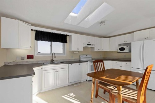 200 Harpe Way, Fort Mcmurray, AB - Indoor Photo Showing Kitchen With Double Sink