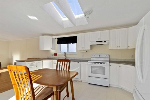 200 Harpe Way, Fort Mcmurray, AB - Indoor Photo Showing Kitchen