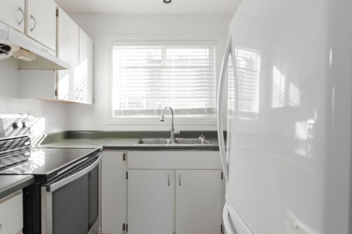 816-600 Signal Road, Fort Mcmurray, AB - Indoor Photo Showing Kitchen With Double Sink