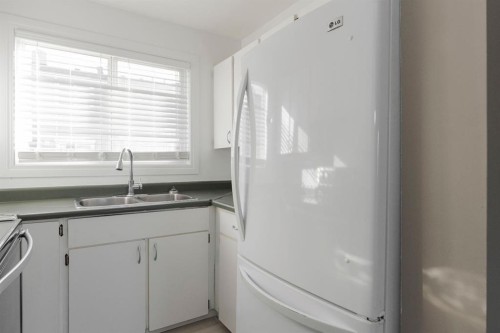 816-600 Signal Road, Fort Mcmurray, AB - Indoor Photo Showing Kitchen With Double Sink