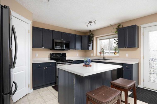 157 Archibald Close, Fort Mcmurray, AB - Indoor Photo Showing Kitchen