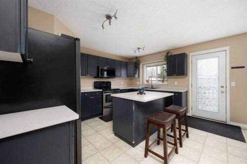 157 Archibald Close, Fort Mcmurray, AB - Indoor Photo Showing Kitchen