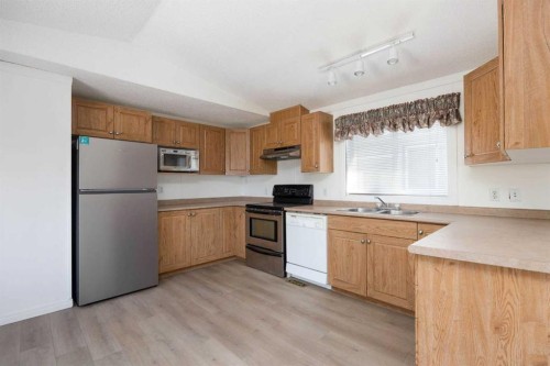 465 Harpe Way, Fort Mcmurray, AB - Indoor Photo Showing Kitchen With Double Sink