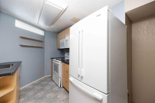 106 Hilltop Crescent, Fort Mcmurray, AB - Indoor Photo Showing Kitchen
