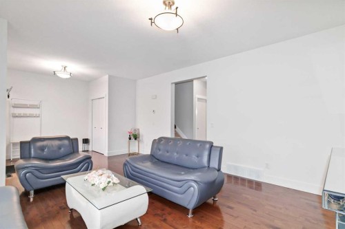 110 Merganser Crescent, Fort Mcmurray, AB - Indoor Photo Showing Living Room