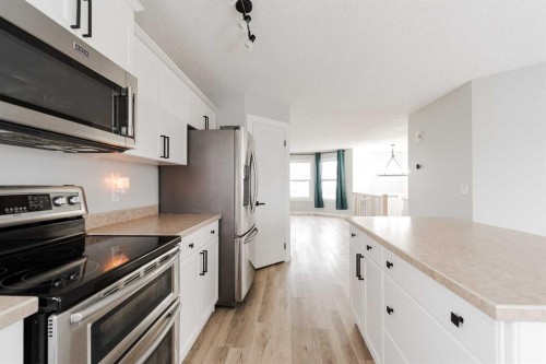 217 Archibald Close, Fort Mcmurray, AB - Indoor Photo Showing Kitchen