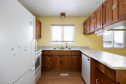 137 Parmenter Crescent, Fort Mcmurray, AB - Indoor Photo Showing Kitchen With Double Sink