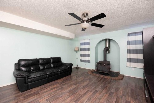 137 Parmenter Crescent, Fort Mcmurray, AB - Indoor Photo Showing Living Room