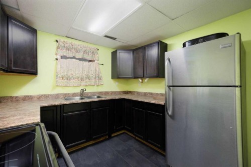 137 Parmenter Crescent, Fort Mcmurray, AB - Indoor Photo Showing Kitchen With Double Sink