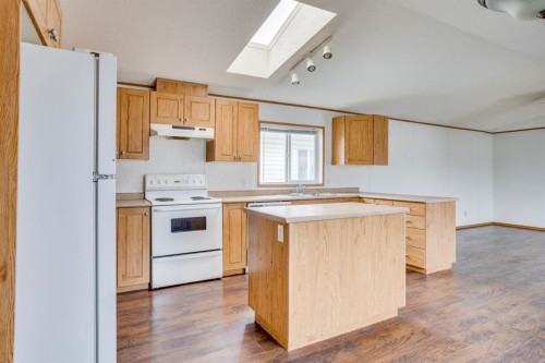 221 Mckinlay Crescent, Fort Mcmurray, AB - Indoor Photo Showing Kitchen