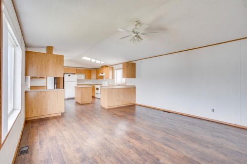 221 Mckinlay Crescent, Fort Mcmurray, AB - Indoor Photo Showing Kitchen