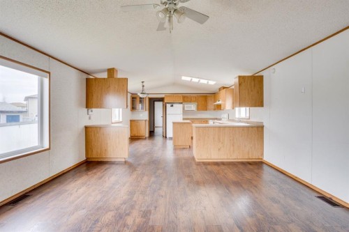 221 Mckinlay Crescent, Fort Mcmurray, AB - Indoor Photo Showing Kitchen