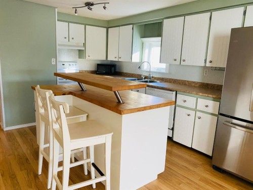 152 Clausen Crescent, Fort Mcmurray, AB - Indoor Photo Showing Kitchen With Double Sink