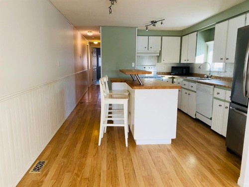 152 Clausen Crescent, Fort Mcmurray, AB - Indoor Photo Showing Kitchen
