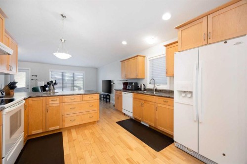 253 Starling Street, Fort Mcmurray, AB - Indoor Photo Showing Kitchen