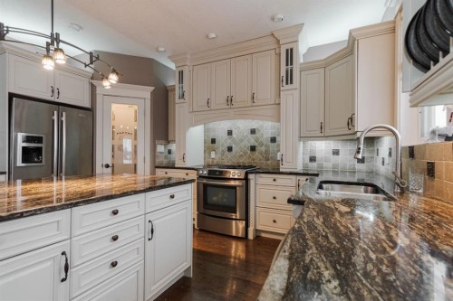 472 Killdeer Way, Fort Mcmurray, AB - Indoor Photo Showing Kitchen With Double Sink With Upgraded Kitchen