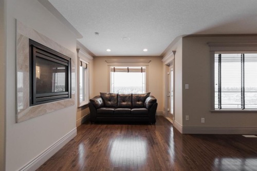 472 Killdeer Way, Fort Mcmurray, AB - Indoor Photo Showing Living Room