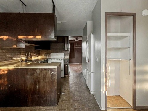 114 Bird Crescent, Fort Mcmurray, AB - Indoor Photo Showing Kitchen