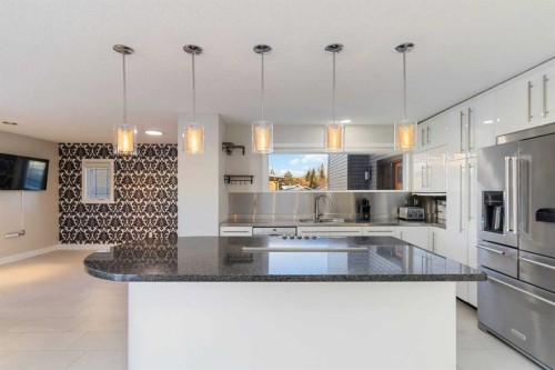 224 Torrie Crescent, Fort Mcmurray, AB - Indoor Photo Showing Kitchen With Upgraded Kitchen