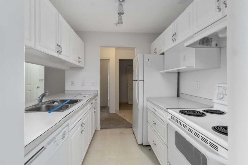 427-200 Richard Street, Fort Mcmurray, AB - Indoor Photo Showing Kitchen With Double Sink