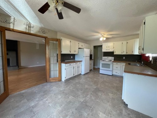 195 Eymundson Road, Fort Mcmurray, AB - Indoor Photo Showing Kitchen