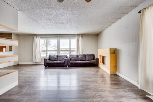 62 Birch Road, Fort Mcmurray, AB - Indoor Photo Showing Living Room